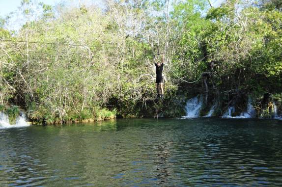Jogando-se no rio Baía Bonita, no Aquário Natural, em Bonito, no Mato Grosso do Sul